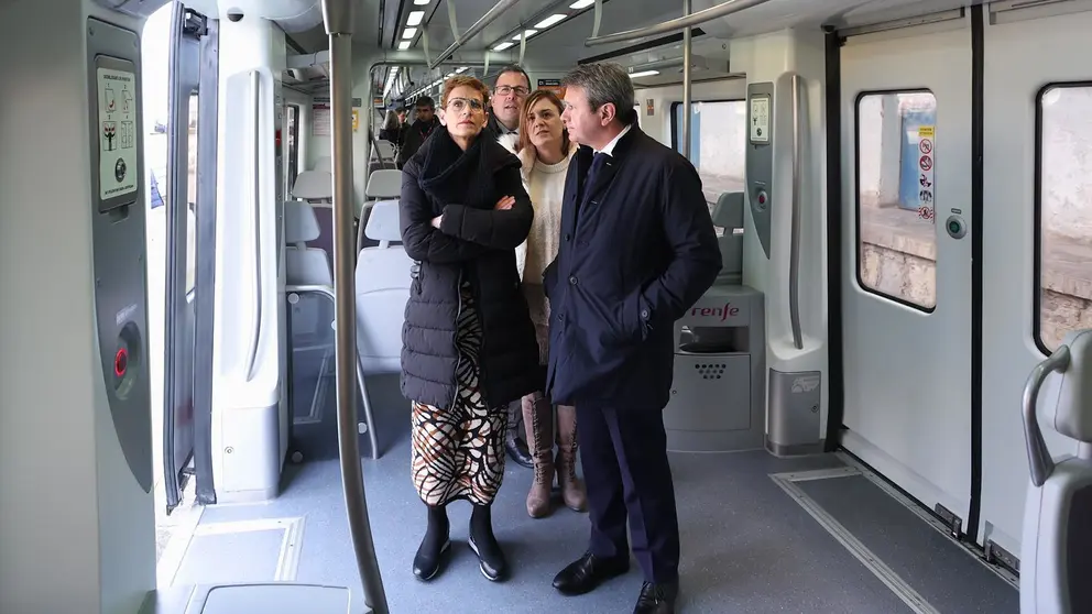 La presidenta de Navarra, María Chivite y el secretario de Estado de Transportes y Movilidad Sostenible, José Antonio Santano, en la visita a los nuevos trenes entre Pamplona y Zaragoza. GOBIERNO DE NAVARRA