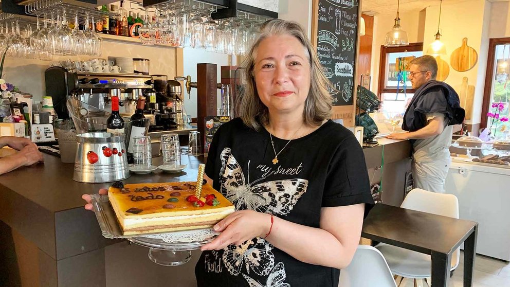 Carla Barazarte muestra la tarta que le regalaron por su quinto aniversario del bar en Pamplona. navarra.com