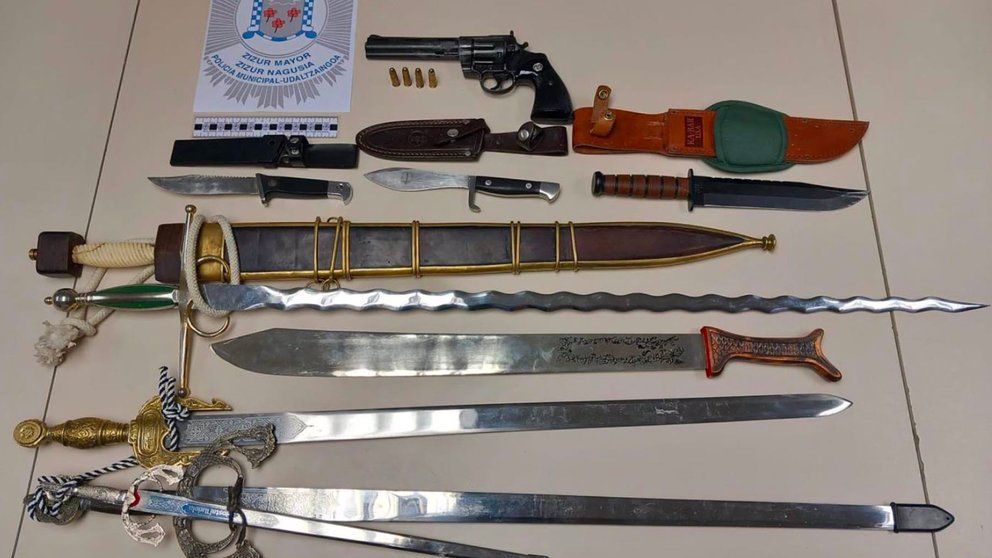 Incautan en Zizur Mayor seis espadas, un machete, dos cuchillos y un revolver. POLICÍA ZIZUR MAYOR