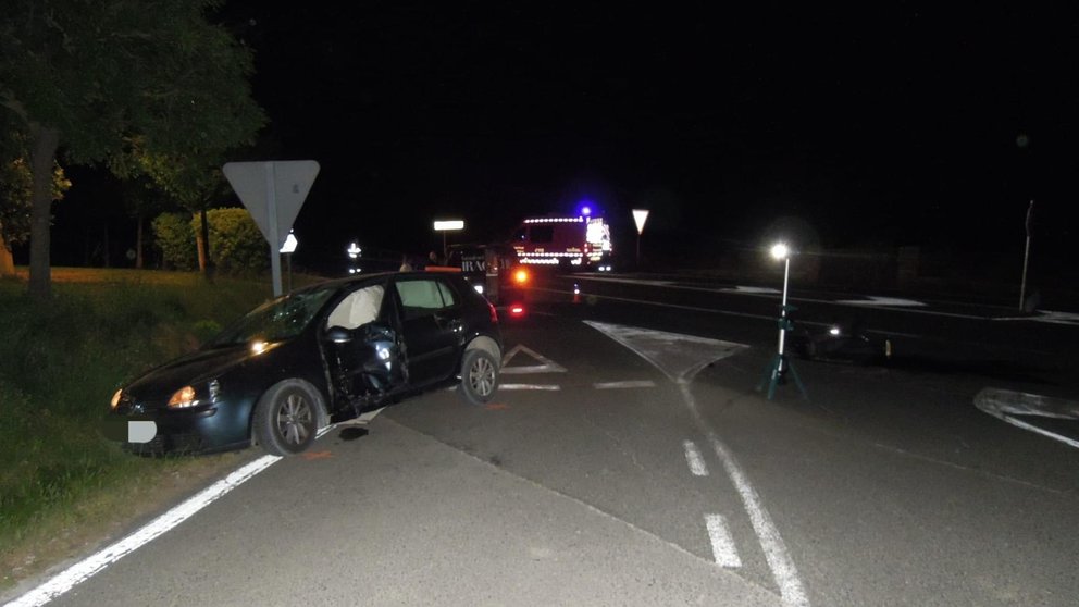 Fallece un motorista de 44 años tras colisionar con un turismo en Obanos (Navarra).