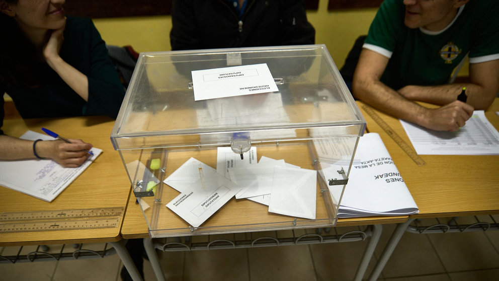 Inicio de la jornada electoral para las Elecciones al Parlamento Europeo en el IES Plaza de la Cruz de Pamplona. IÑIGO ALZUGARAY