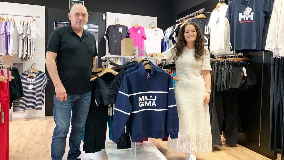 Fidel Muguerza y su hoja María en la tienda Deportes Uro en Estella. Navarra.com