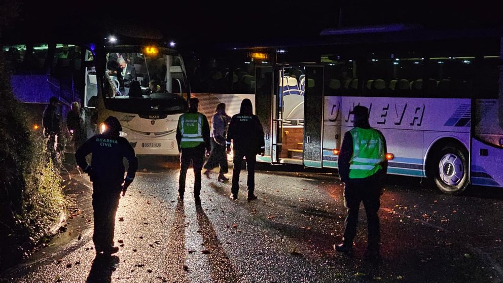 Guardia Civil auxilia a dos autobuses con 25 personas en el Alto de Ibardin.