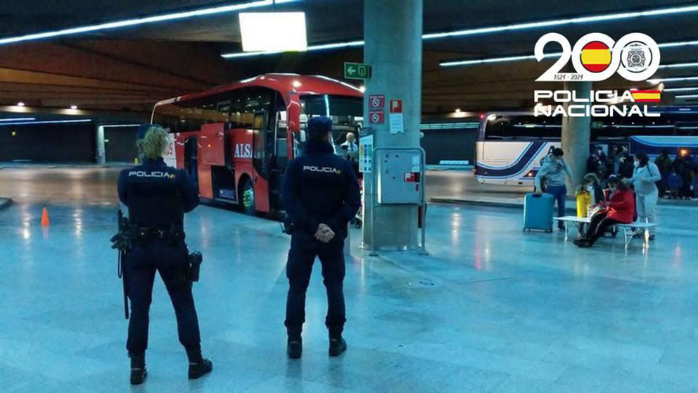 Agentes de Policía Nacional en la estación de autobuses de Pamplona. CEDIDA