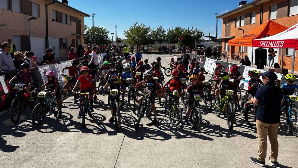 Los jóvenes ciclistas del I Trofeo Escuelas BTT Villa de Arguedas en la línea de salida. CEDIDA