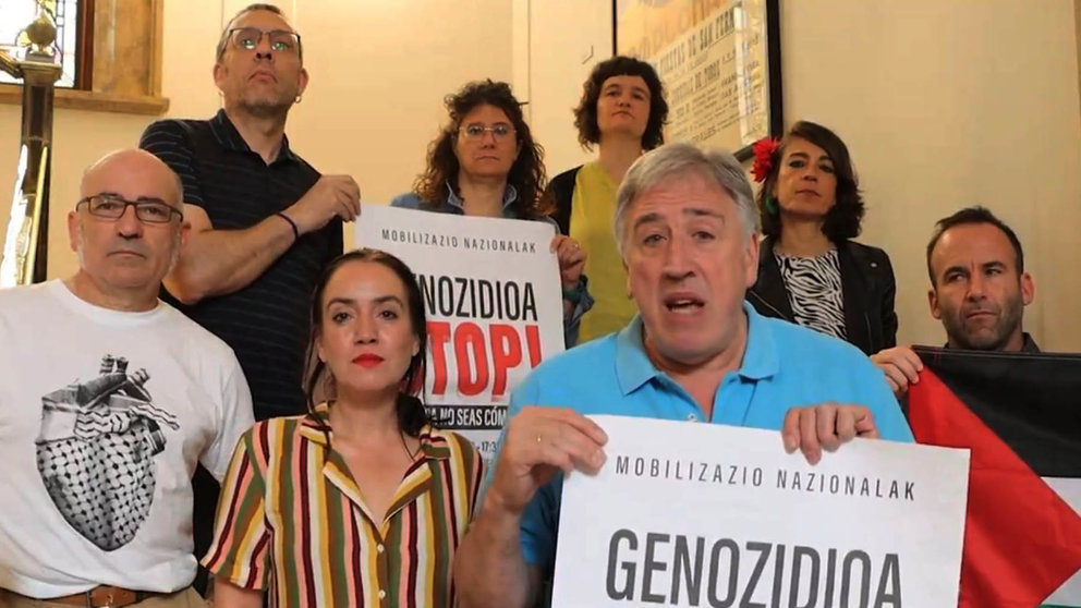 El alcalde de Pamplona, Joseba Asirón, junto a concejales de EH Bildu llaman a manifestarse por Palestina desde el Ayuntamiento de Pamplona. EH BILDU
