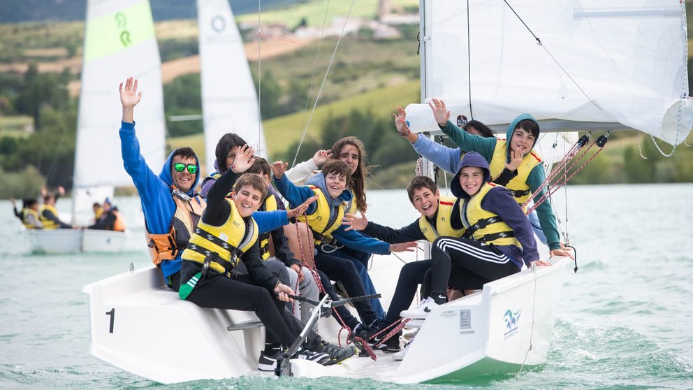 Un grupo de niños haciendo vela en el embalse de Alloz. GOBIERNO DE NAVARRA