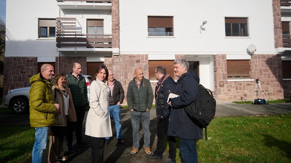 Imagen de archivo de una visita del Gobierno de Navarra a viviendas de alquiler protegido. GOBIERNO DE NAVARRA