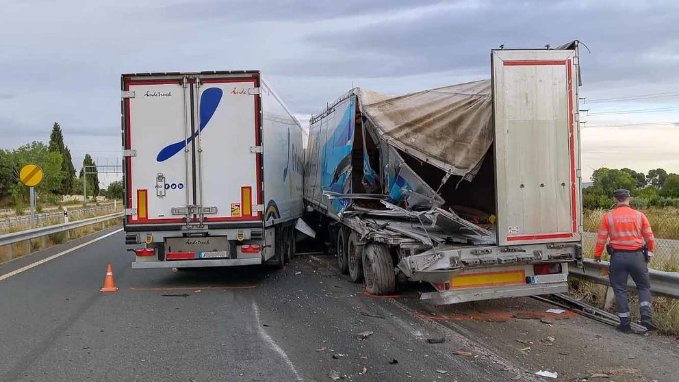 El camión que conducía el herido ha embestido por detrás a otro camión que estaba detenido en el arcén. POLICÍA FORAL