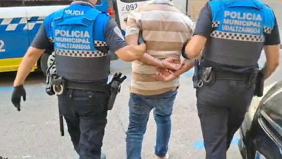 Foto de archivo de una detención a cargo de la Policía Municipal de Pamplona. PMP