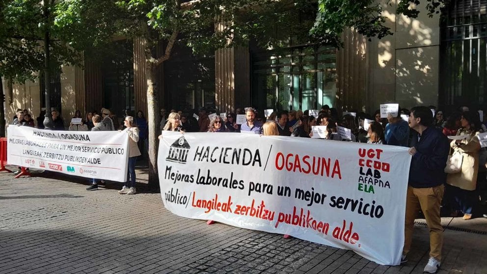 Los sindicatos se manifiestan ante la sede de Hacienda en Navarra. CCOO