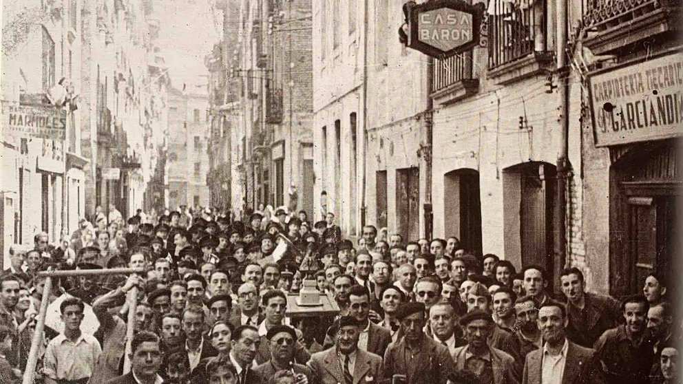 Procesión de 'Casa Barón' durante las fiestas de San Fermín. Libro 'Historia de los Sanfermines' de José Joaquín Arazuri.