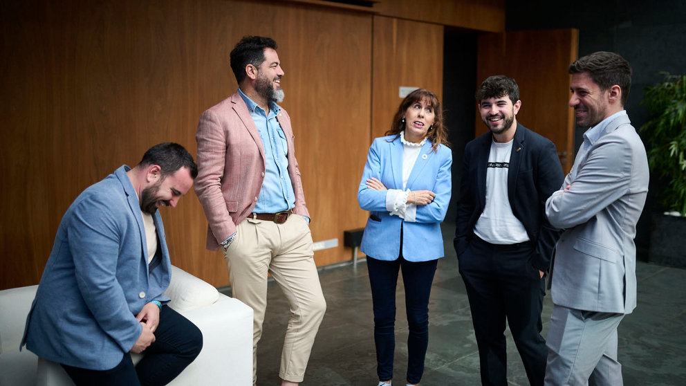 Ramón Azlzórriz, junto a parte de sus parlamentarios, en su llegada al Parlamento. PABLO LASAOSA