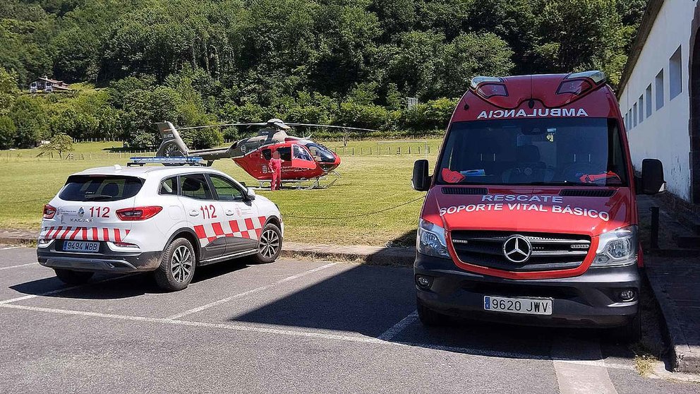 El helicóptero y la ambulancia en la que fueron trasladados los dos heridos en el accidente laboral. BOMBEROS DE NAVARRA