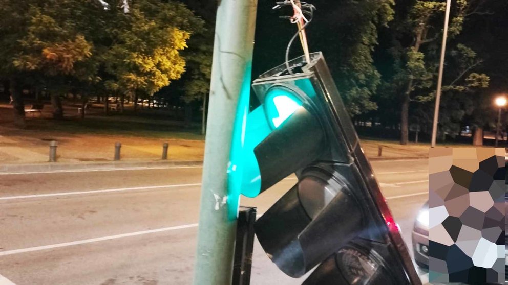 El semáforo ha quedado colgando e inservible. POLICÍA MUNICIPAL DE PAMPLONA