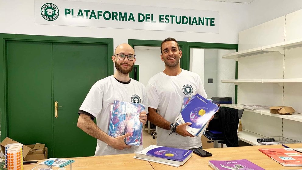 Adrián Romero y Ángel Alonso en la librería la Plataforma del Estudiante en Pamplona. Navarra.com