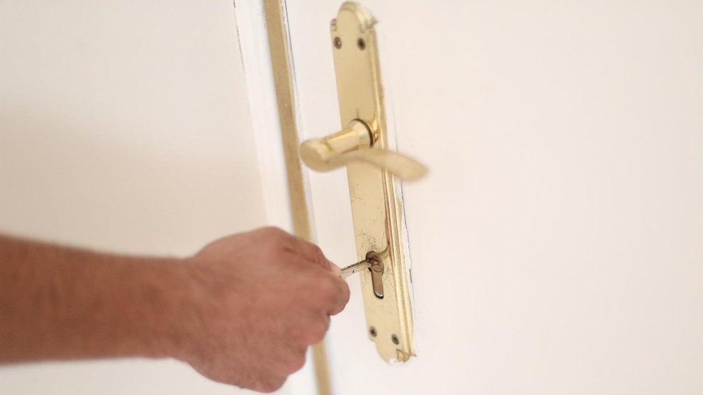 Un hombre introduce una llave en la cerradura de la puerta de una vivienda. - Eduardo Parra - Europa Press - Archivo