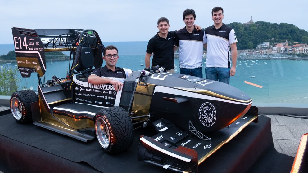 De izquierda a derecha, los alumnos navarros Diego Jabat, Miguel Oroz, Borja Gamboa y Pedro Salcedo, junto al coche que participará en la competición universitaria. UNIVERSIDAD DE NAVARRA