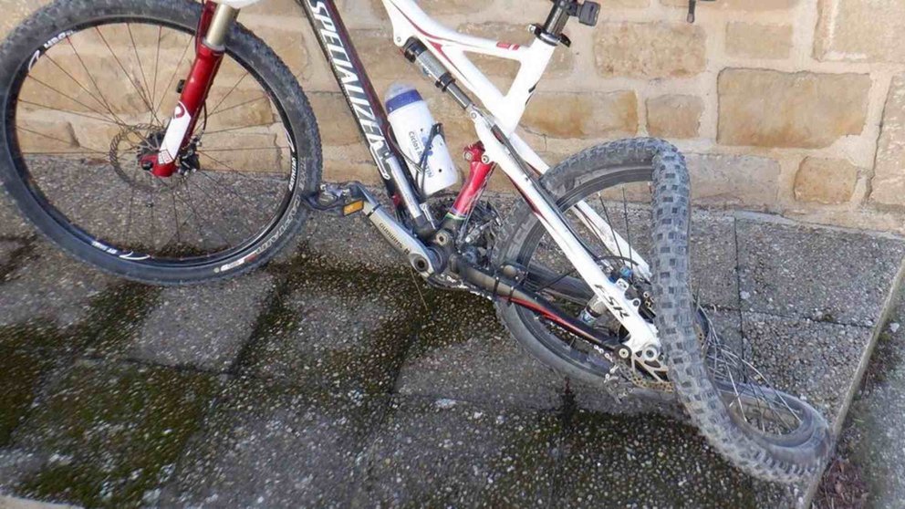 Imagen de archivo de una bicicleta tras un accidente. ARCHIVO