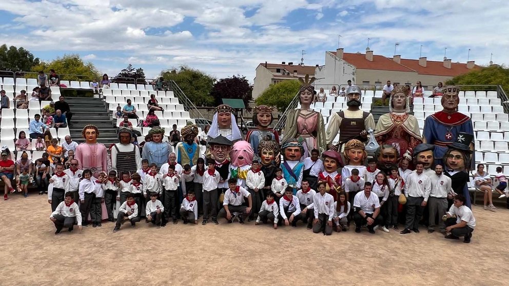 La Comparsa de Gigantes de Perrinche de Tudela durante las pasadas fiestas de San Juan. PERRINCHE