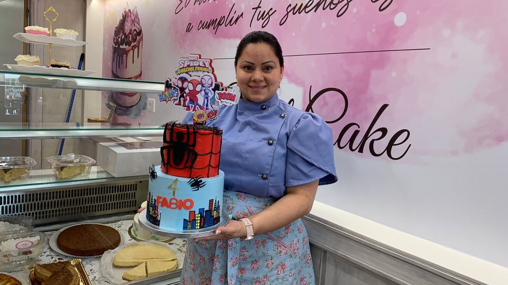 Sandra atiende a los clientes en Sweet Cake by Sandra ha abierto en Estella. CEDIDA