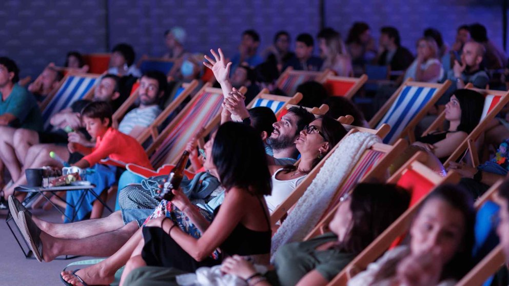 Asistentes a una de las proyecciones en la 'playa' de Baluarte. BALUARTE