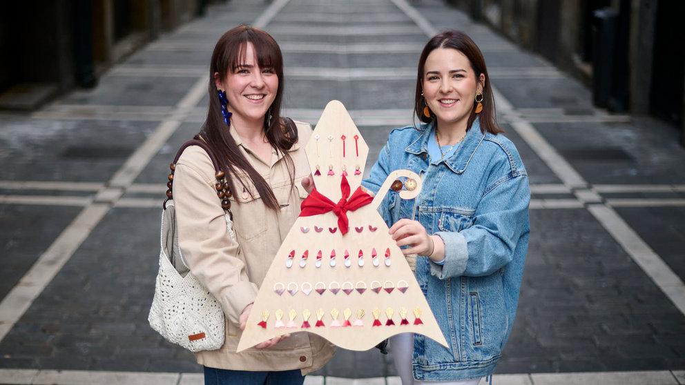 Ana y Eva Callejas, dos hermanas mellizas que han fundado la joyería Irmas, en Pamplona. PABLO LASAOSA