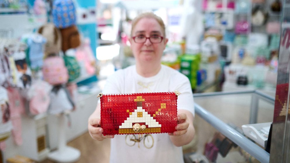 Beatriz Oroquieta con el bolso de lego que vende en Tatapañal en el centro comercial Avenida de Pamplona, en la calle San Ignacio 8. PABLO LASAOSA