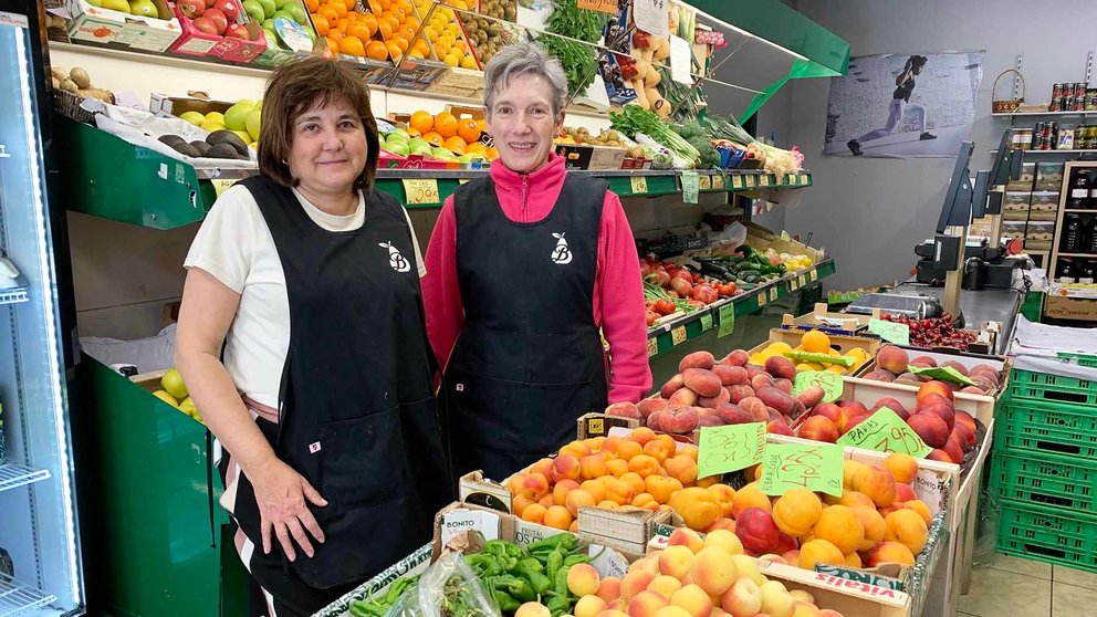 María Ángeles Bretón y Pili Clemente en la tienda de fruta y verdura Bretón en Pamplona. Navarra.com