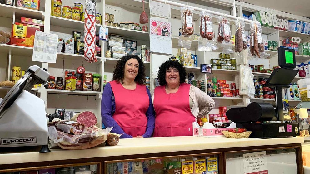 Yolanda y Patricia Tirapu Vicente en su ultramarinos del casco viejo de Pamplona. Navarra.com