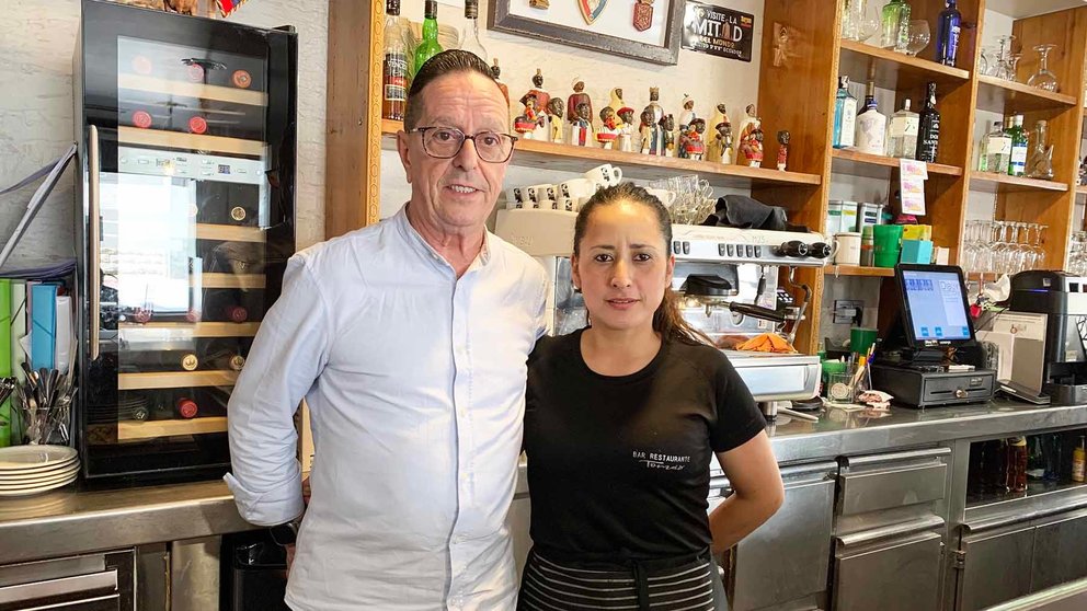 Álvaro Gastón junto a su mujer Luisa en el bar Tomás de Pamplona. Navarra.com