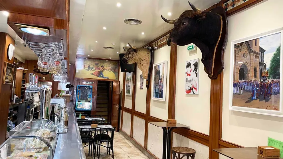 Interior del bar El Ruedo en Pamplona con dos cabezas de toro disecadas. Navarra.com