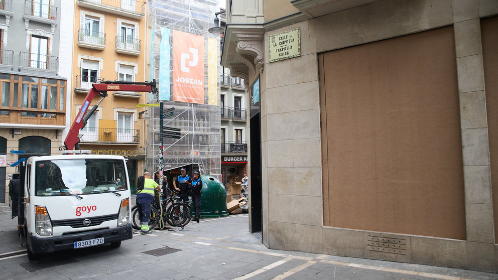 Inicio de las obras para la cafetería Starbucks en la calle Mercaderes de Pamplona. IÑIGO ALZUGARAY