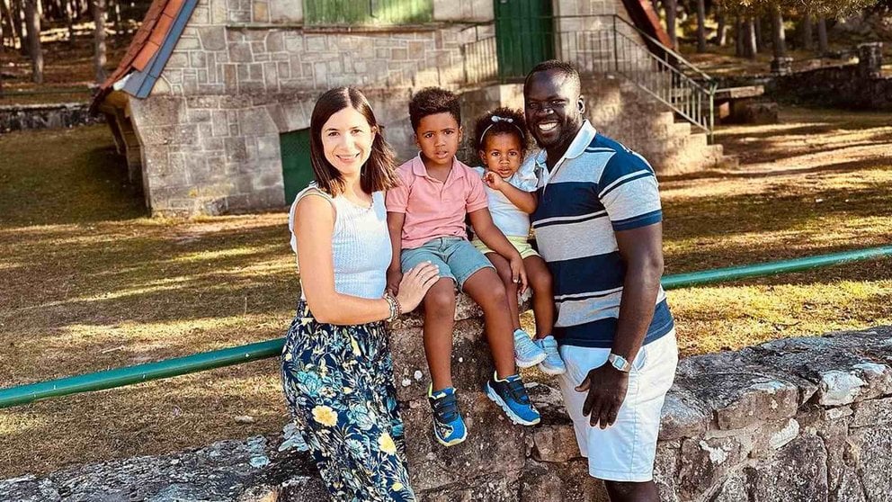 Sonia Cámara junto a su marido y su hijo en una instantánea tomada en guinea Bissau. INSTAGRAM