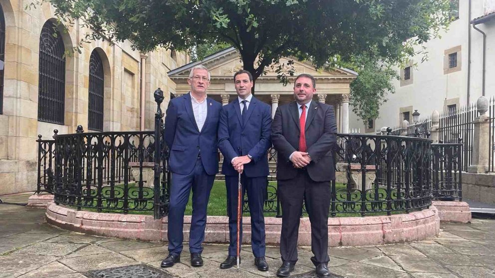 El vicepresidente primero del Gobierno de Navarra, Félix Taberna, y el presidente del Parlamento de Navarra, Unai Hualde, junto a Imanol Pradales en su toma de posesión de su cargo como lehendakari - GOBIERNO DE NAVARRA