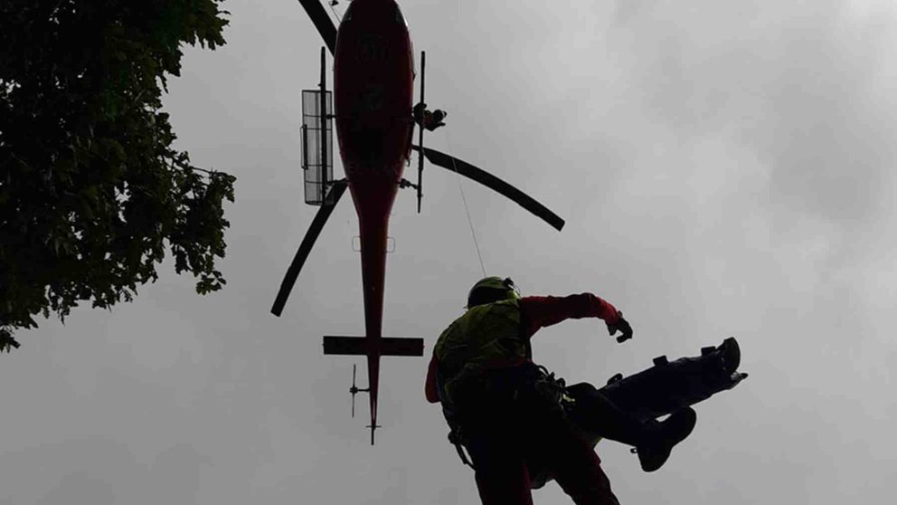 El herido es izado al helicóptero de rescate para su evacuación al hospital. BOMBEROS DE NAVARRA