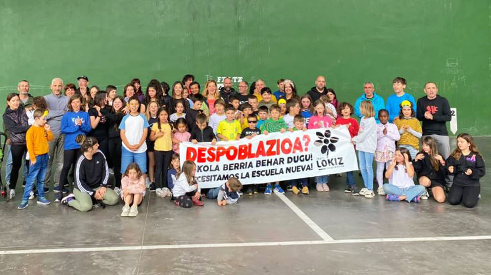 Padres y alumnos del colegio de Ancín protestan en el frontón de la localidad. Cedida.