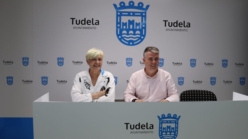 El concejal de Archivo y TICS, Fernando Ferrer, y la Archivera Municipal, Beatriz Pérez, presentan la página web del Archivo Municipal de Tudela. AYUNTAMIENTO DE TUDELA