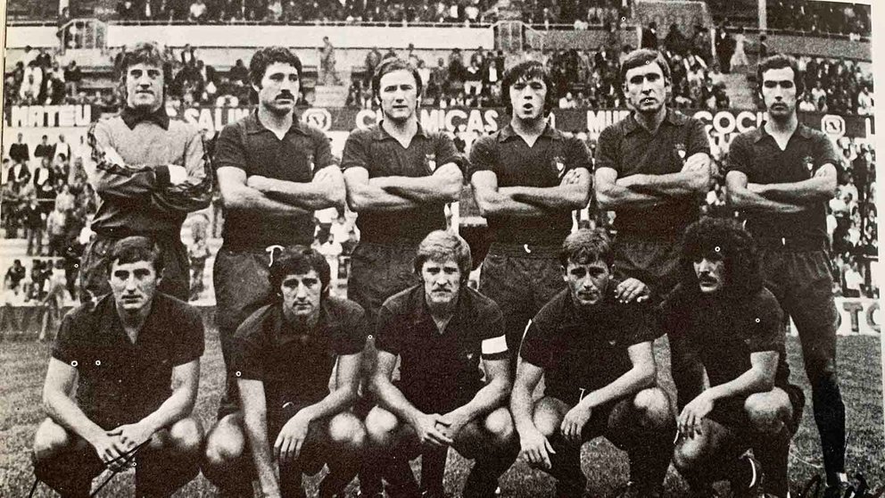 Equipo titular de Osasuna 1976-77 con Iparraguirre de portero en el estadio de El Sadar. Cedida.