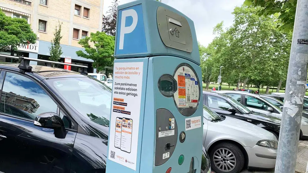Parquímetro de la zona azul de aparcamiento de vehículos en Pamplona. Navarra.com