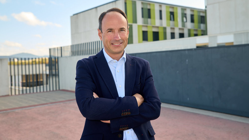 Imanol Gorrayola, director del nuevo colegio Adériz. IÑIGO ALZUGARAY