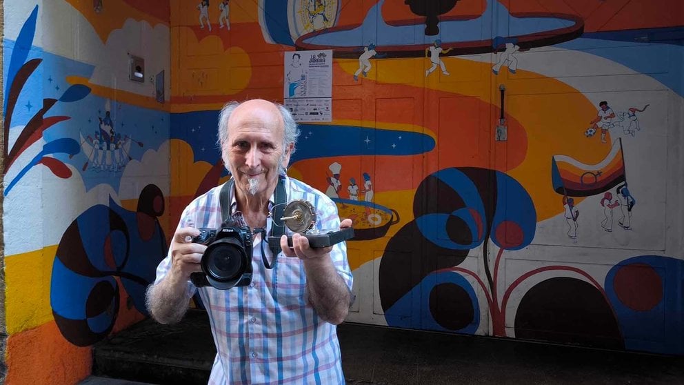 Joxe Lacalle, fotógrafo navarro, posa con el galardón El Bombo de La Jarana. LVR