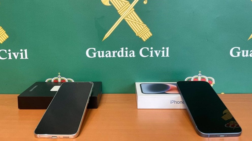 Dos de los móviles robados en Pamplona. GUARDIA CIVIL