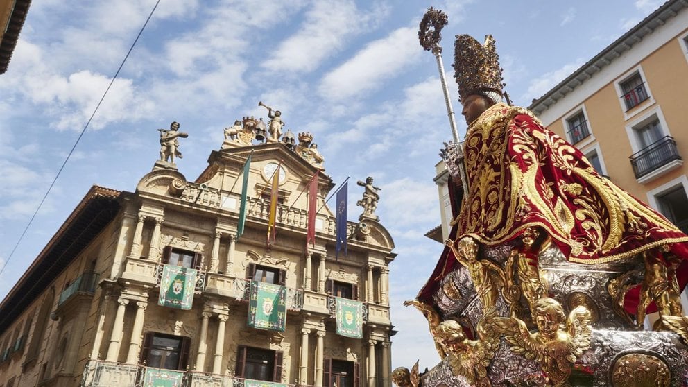 San Fermín a su paso por la plaza del Ayuntamiento durante la procesión. EUROPA PRESS / EDUARDO SANZ / ARCHIVO