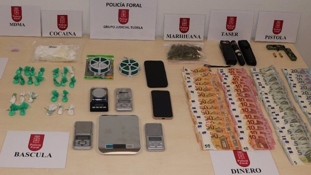 Drogas, dinero, utensilios y armas intervenidos al detenido. POLICÍA FORAL