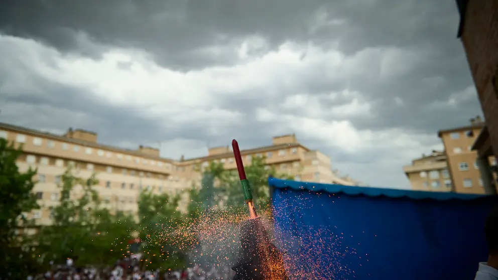 Chupinazo y comienzo de las fiestas de Barañáin a cargo del Colegio Público Los Sauces. PABLO LASAOSA