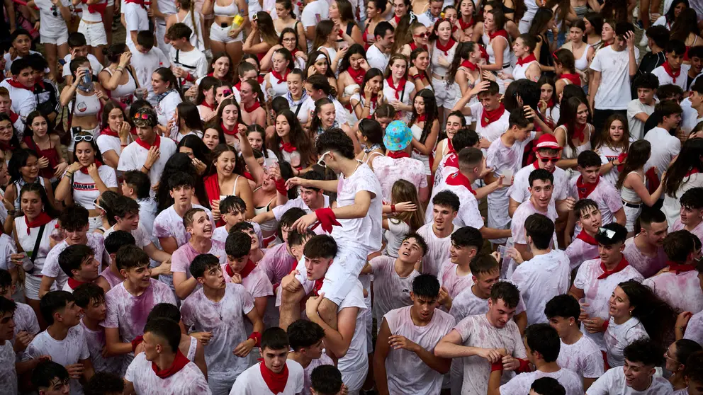 Chupinazo y comienzo de las fiestas de Barañáin a cargo del Colegio Público Los Sauces. PABLO LASAOSA