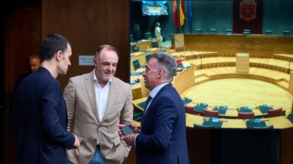 Javier Esparza habla con sus parlamentarios Ángel Ansa y Miguel Bujanda minutos antes del comienzo del Parlamento. PABLO LASAOSA
