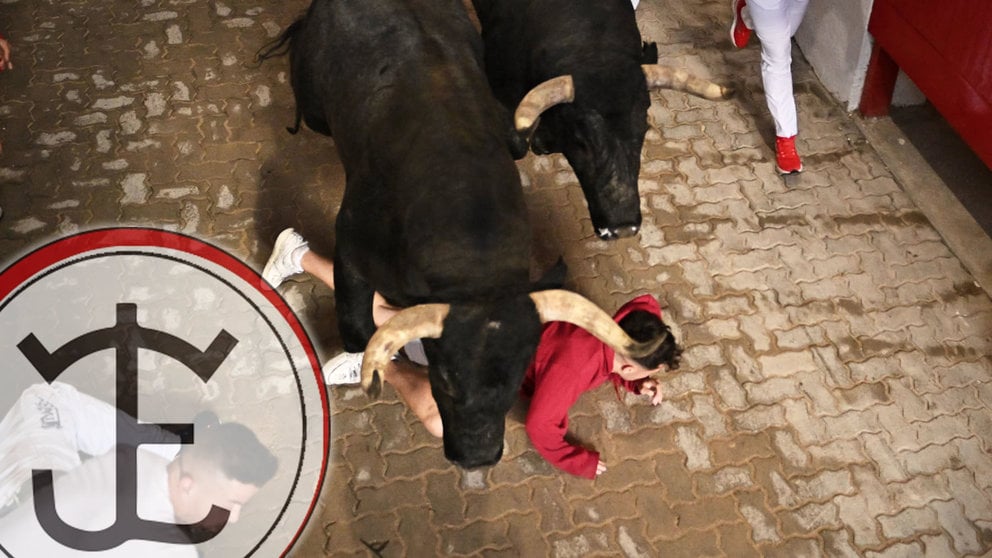 Segundo encierro de San Fermín 2023 con toros de José Escolar en el callejón de la Plaza de Toros. PABLO LASAOSA