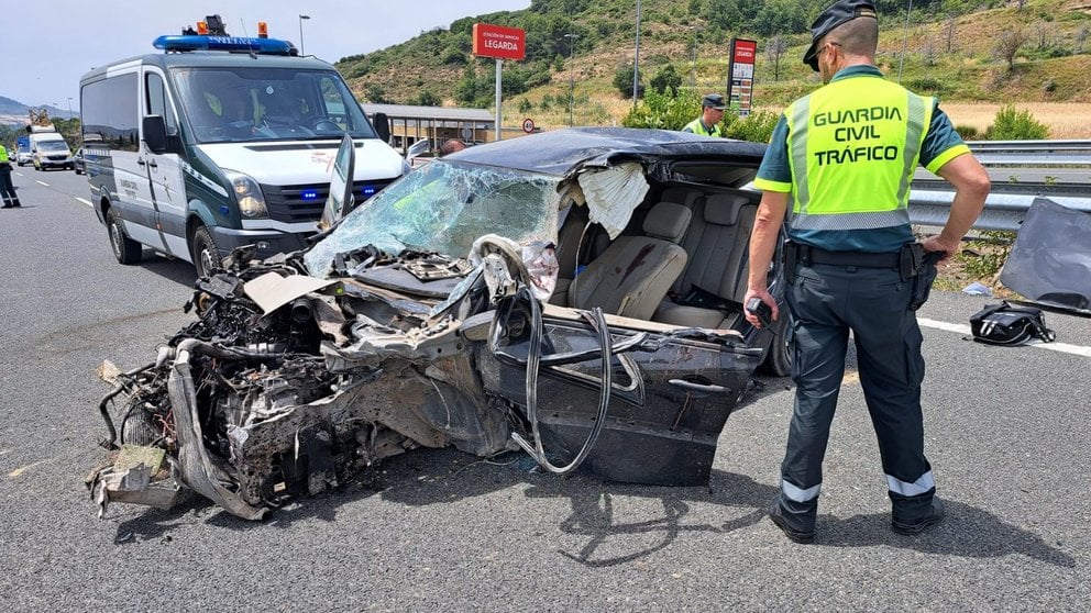 Imagen del coche del accidente de Legarda en el que ha fallecido un hombre. GUARDIA CIVIL